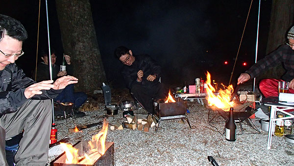 煙を避ける猿さん